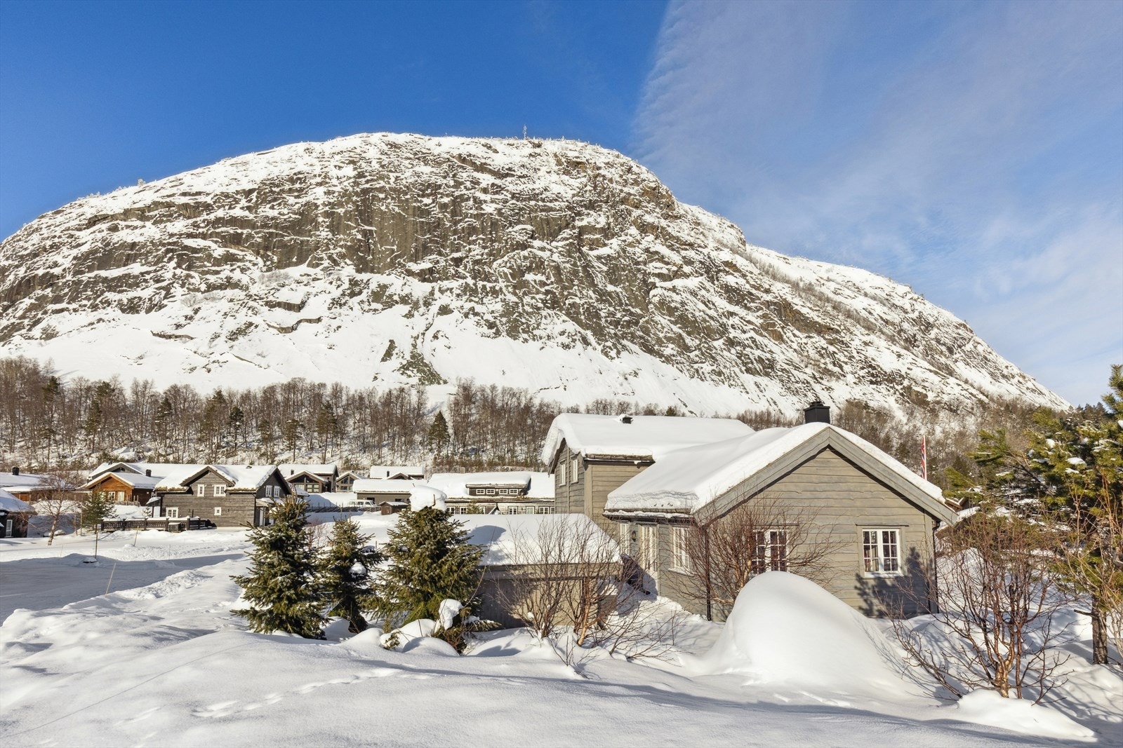 Hytten har nydelige og majestetiske Løefjødd (930 m.o.h.) i bakgrunnen - kanskje din families neste topptur? Galleribilde