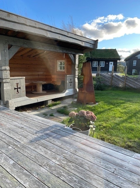 Selgers egne bilder av utebod som er innredet med sittegruppe Galleribilde