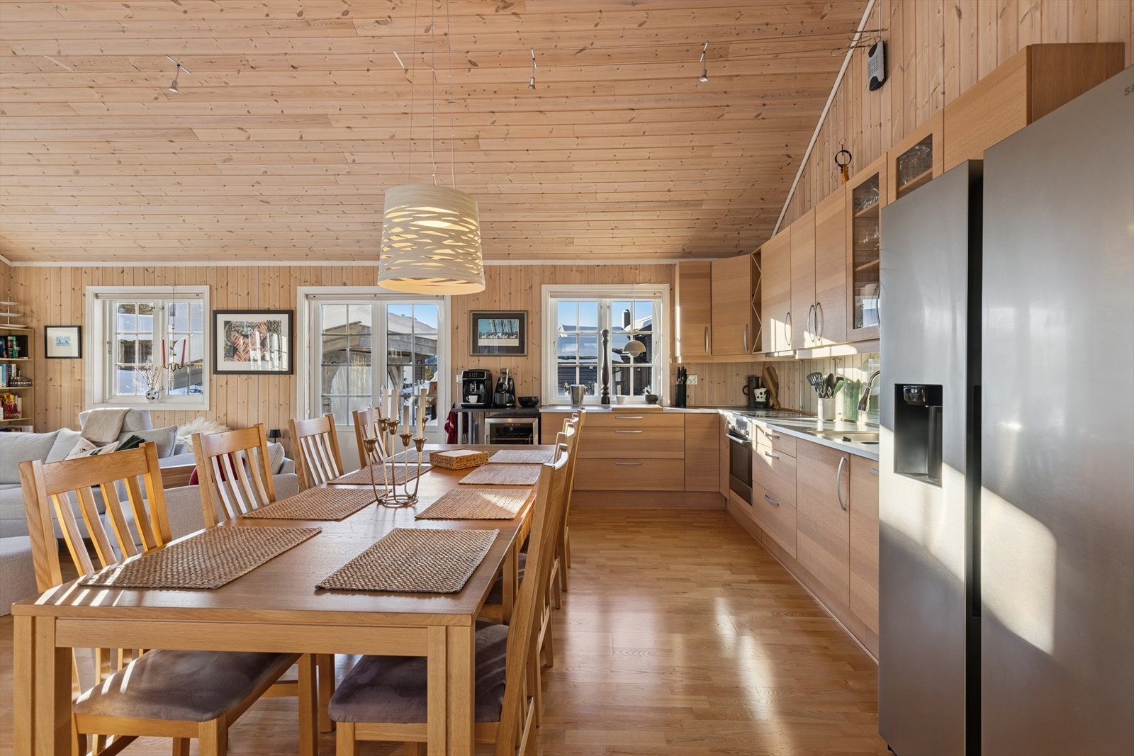 Kjøkkenet er av meget god størrelse, med rikelig benk- og skapplass for optimale arbeids- og oppbevaringsplass Galleribilde