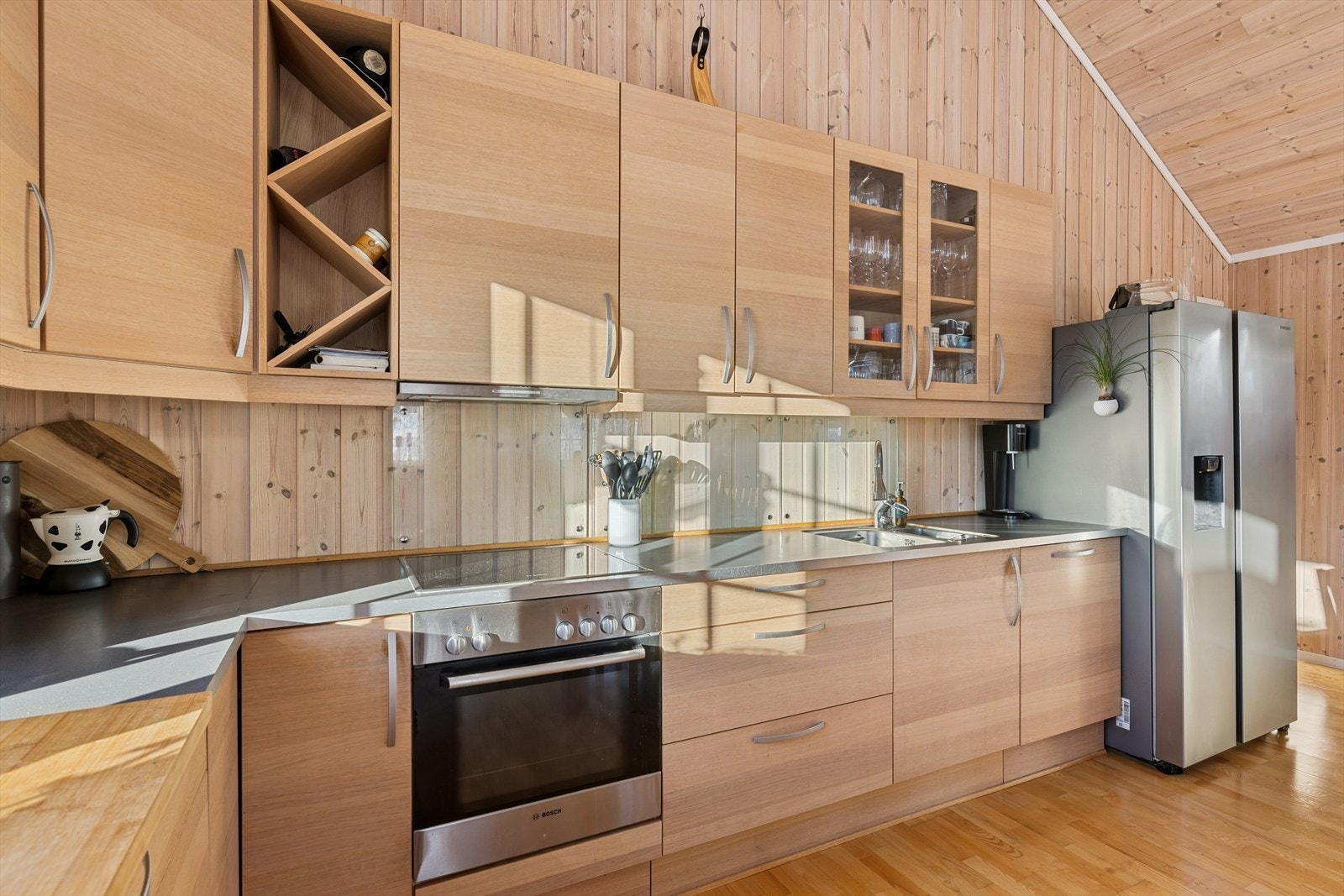 Kjøkkenet er utstyrt med stekeovn, platetopp, oppvaskmaskin og kjøleskap Galleribilde