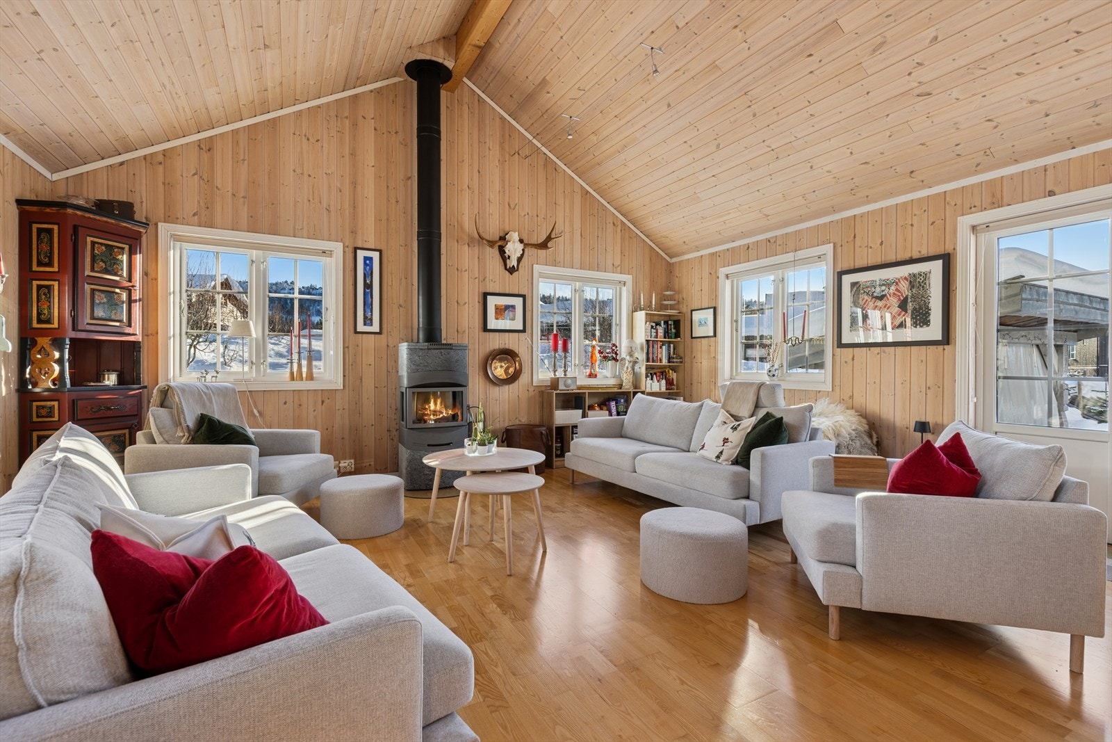 Stuen har svært god takhøyde, som skaper en luftig atmosfære Galleribilde