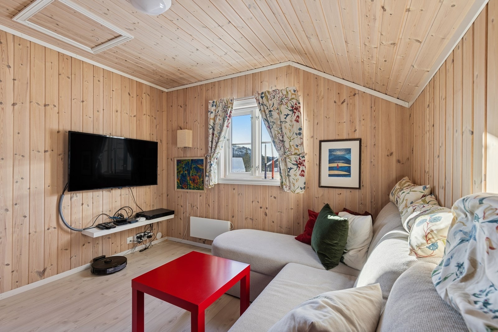 I hyttens 2. etasje finner du tv-stue, 2 soverom og baderom Galleribilde