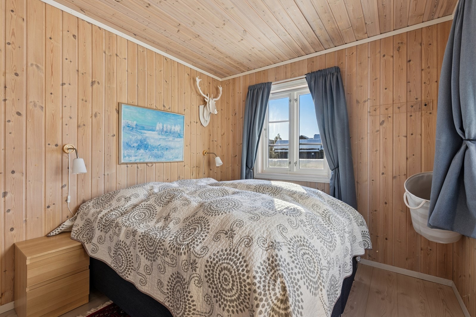 Hovedsoverom av god størrelse, med plass til både dobbeltseng og garderobeløsning Galleribilde