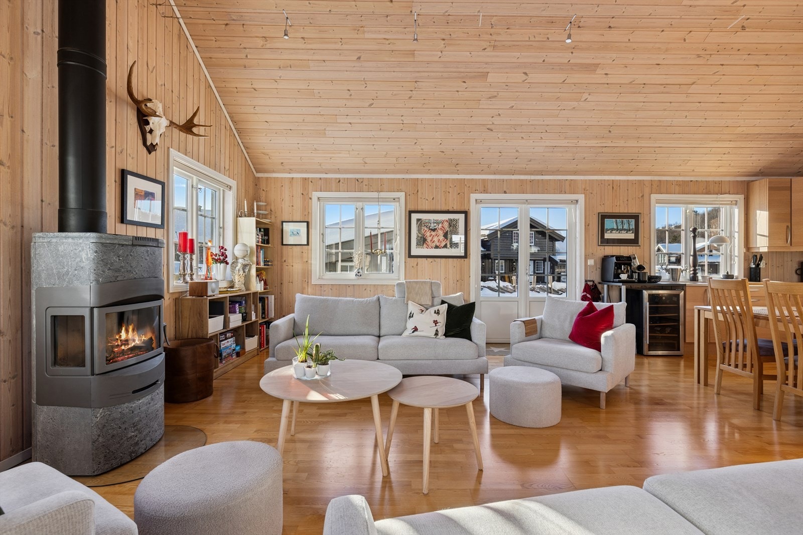 Fra stuen er det utgang til stort uteområde med terrasse, plen og 2 uteboder! Galleribilde