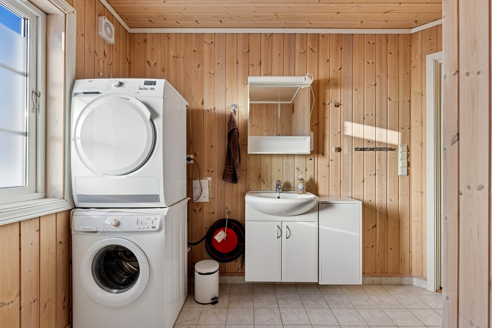 Varmekabler i gulv som styres av app - svært praktisk når du ønsker å komme opp til en varm hytte! Galleribilde