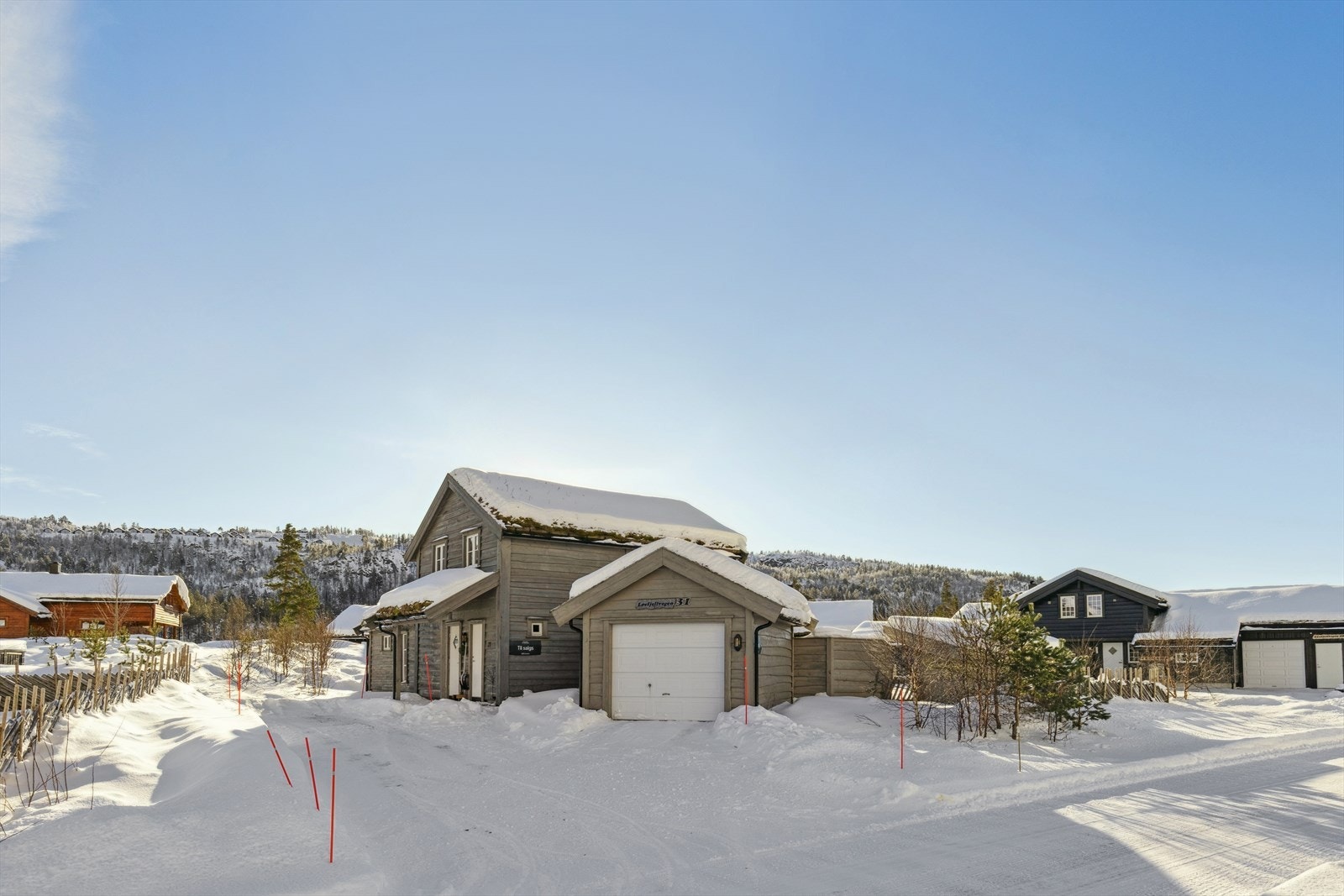 Det er bilvei helt fram til hytten - med kort avstand til alpinbakke og skiløyper på vinterstid Galleribilde