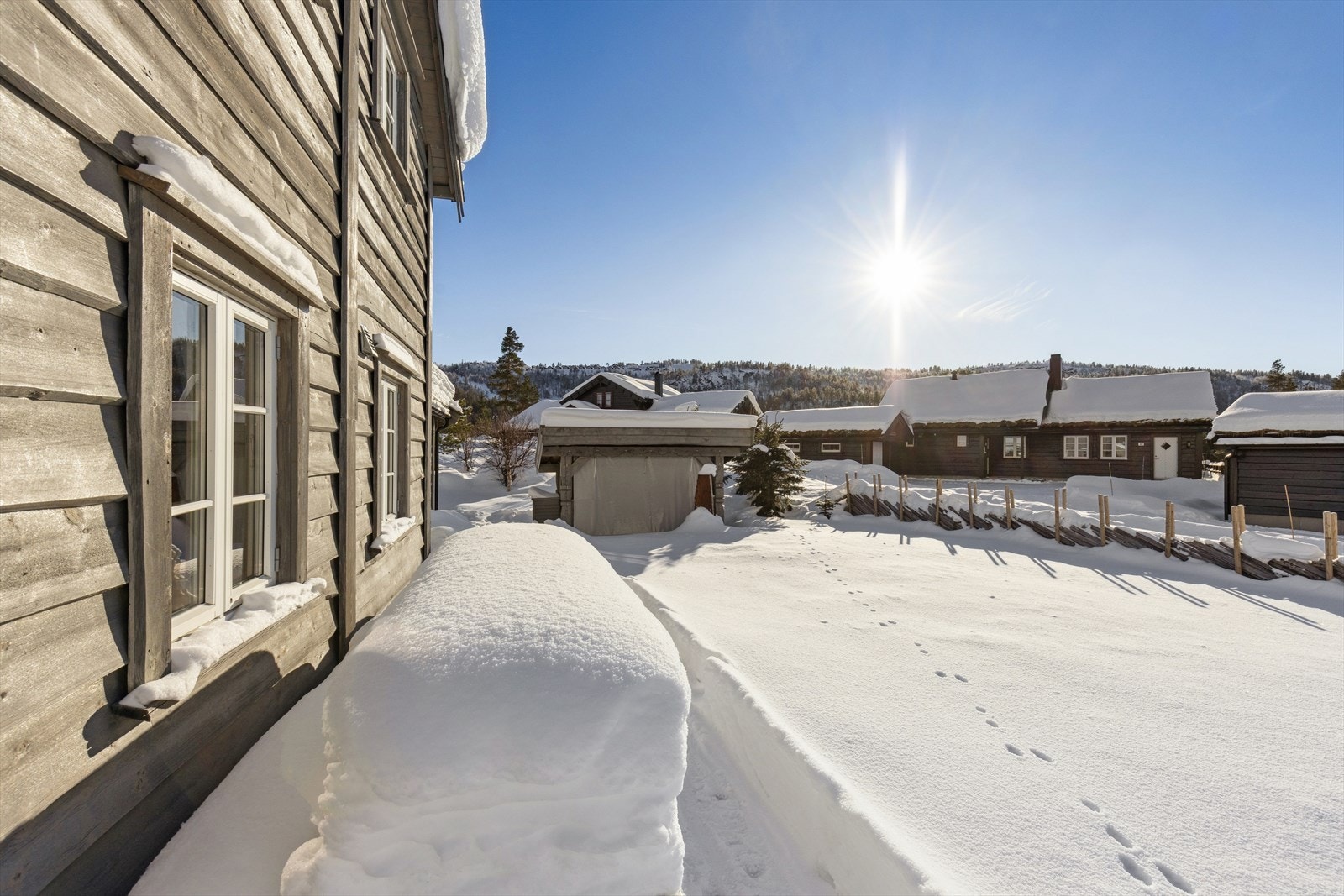 Solen står på fra morgen til kveld - Her kan du virkelig nyte gode dager langs hytteveggen! Galleribilde