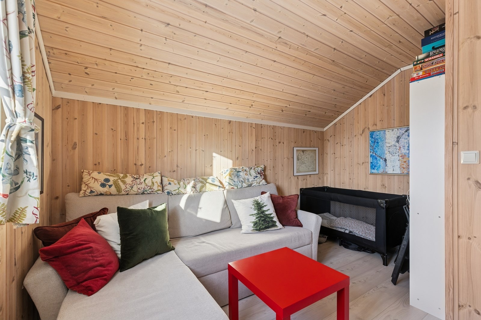 Tv-stuen kan enkelt innredes som soverom ved behov Galleribilde