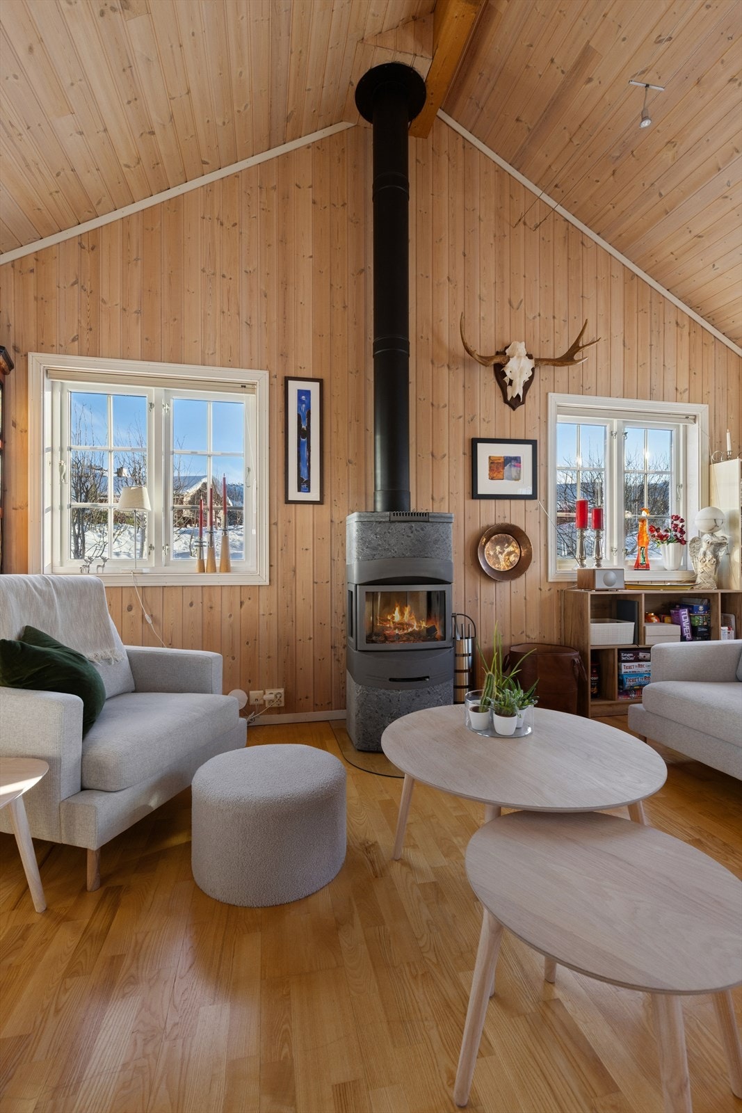 Koselig og pen peis som gir god varme og hyggelig atmosfære Galleribilde