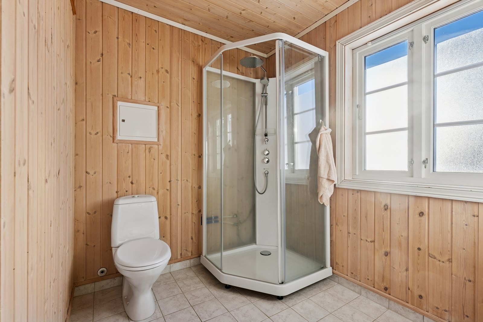 Baderommet er ellers utstyrt med dusjkabinett, toalett, servant og opplegg til vaskemaskin/tørketrommel. Galleribilde