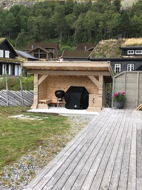 Utebod som er innredet som grillbu Galleribilde