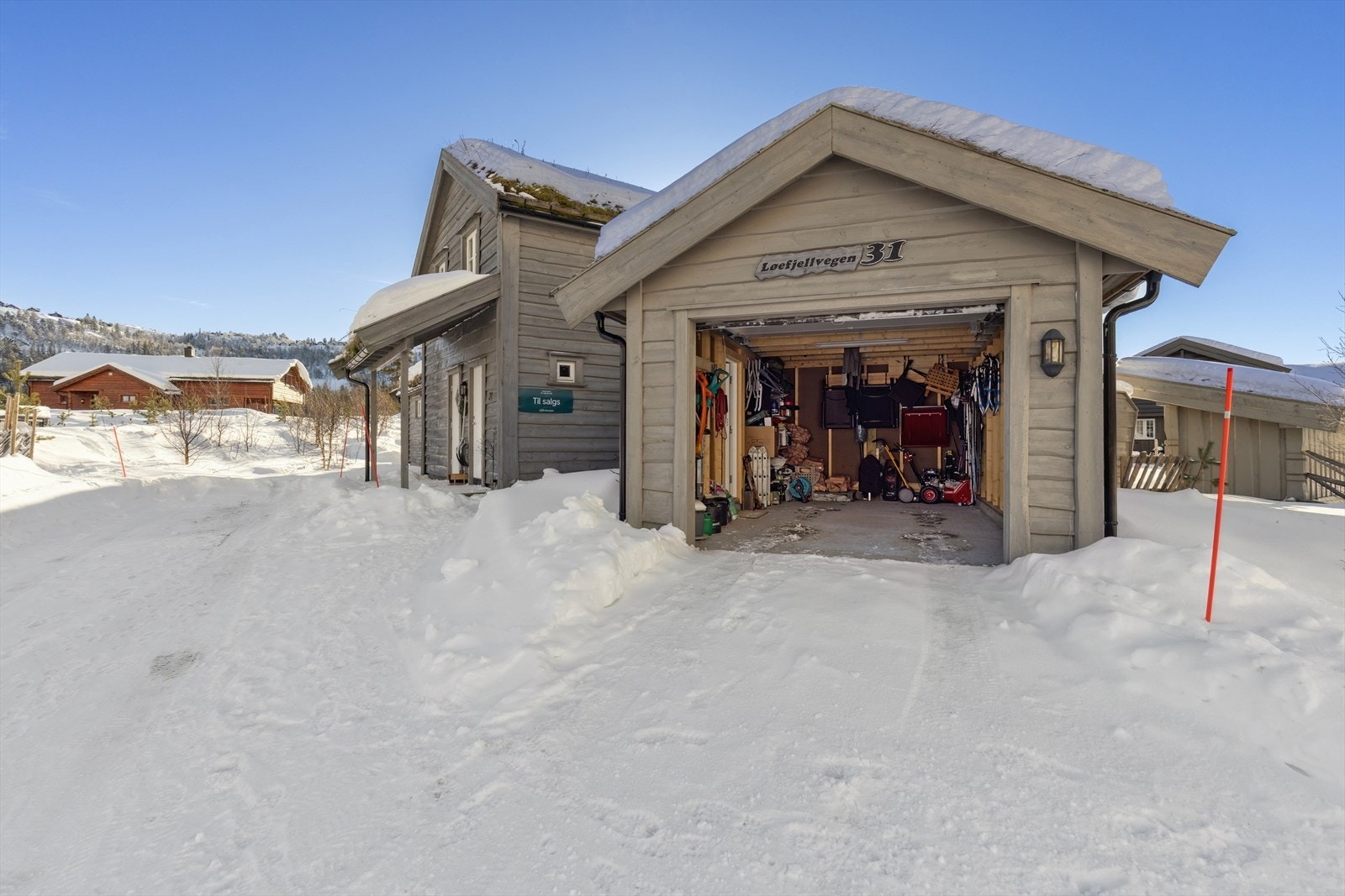 Egen garasje med montert EL-bil lader! Her står bilen tørt hele oppholdet - Garasjen har god dybde for oppbevaring. Galleribilde