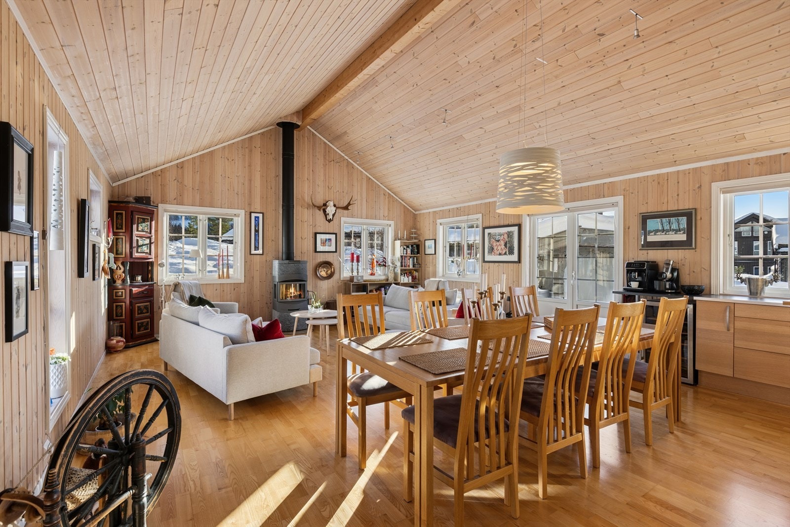 Videre inn i hytten kommer du til en luftig og åpen stue-kjøkkenløsning med store vindusflater som slipper inn rikelig med naturlig lys inn i rommet Galleribilde