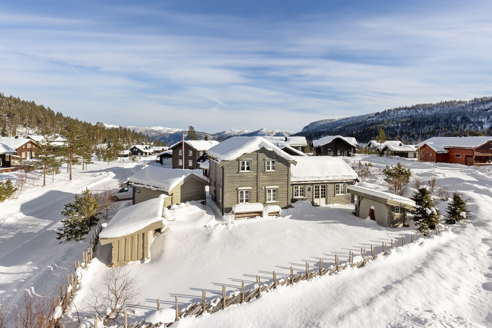 Hytten ligger meget sentralt til på "solsiden" av Brokke, med svært romslig tomt og solrike uteområder! Galleribilde