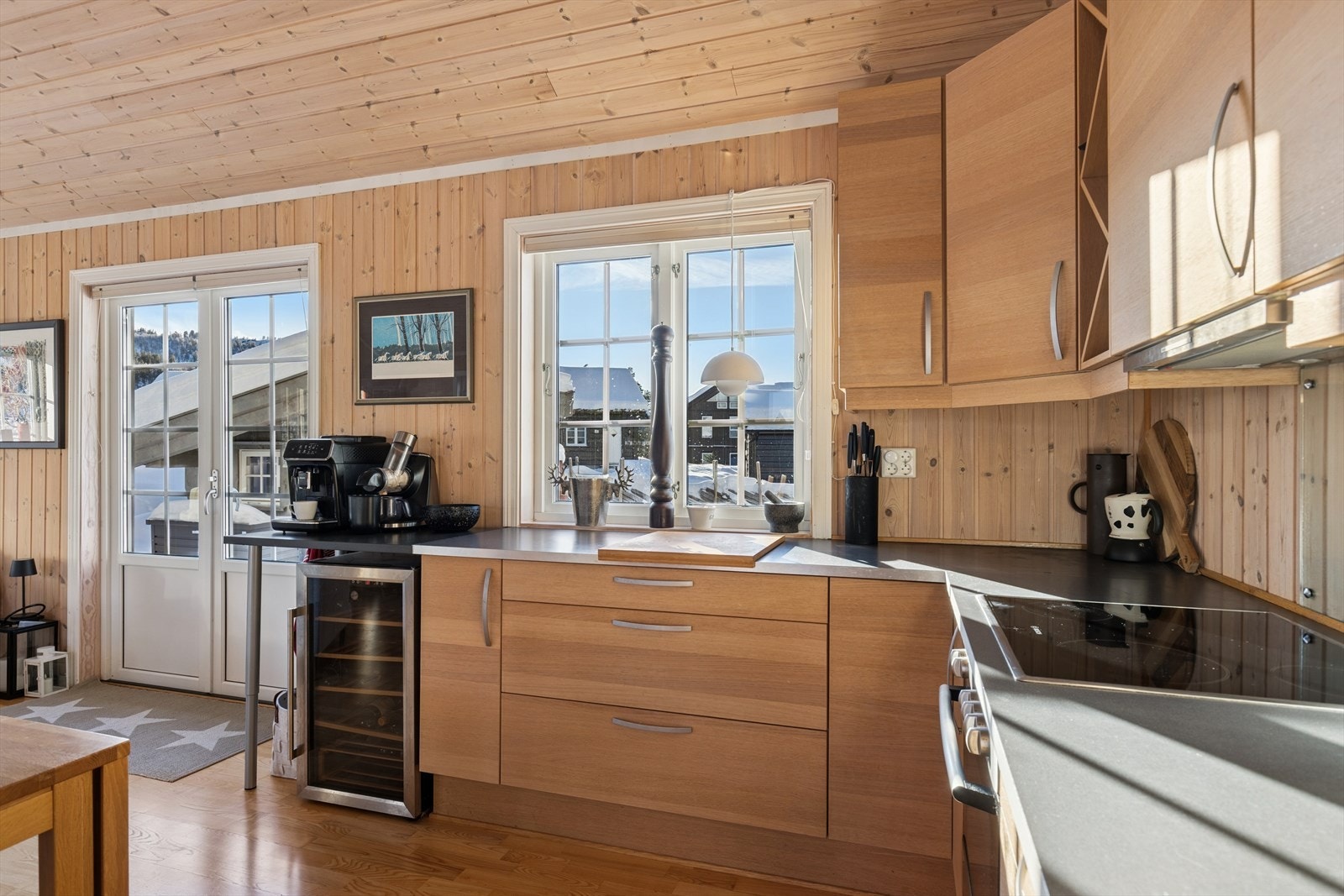 Kjøkkenet har pene fronter i tre som står i stil til resten av hytta! Galleribilde