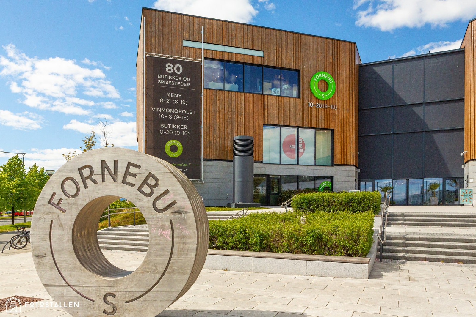 Det er kort vei til Fornebu S med et godt utvalg av butikker, Vinmonopol, SATS/Elixia treningssenter samt helsesenter med lege og tannlege. Galleribilde