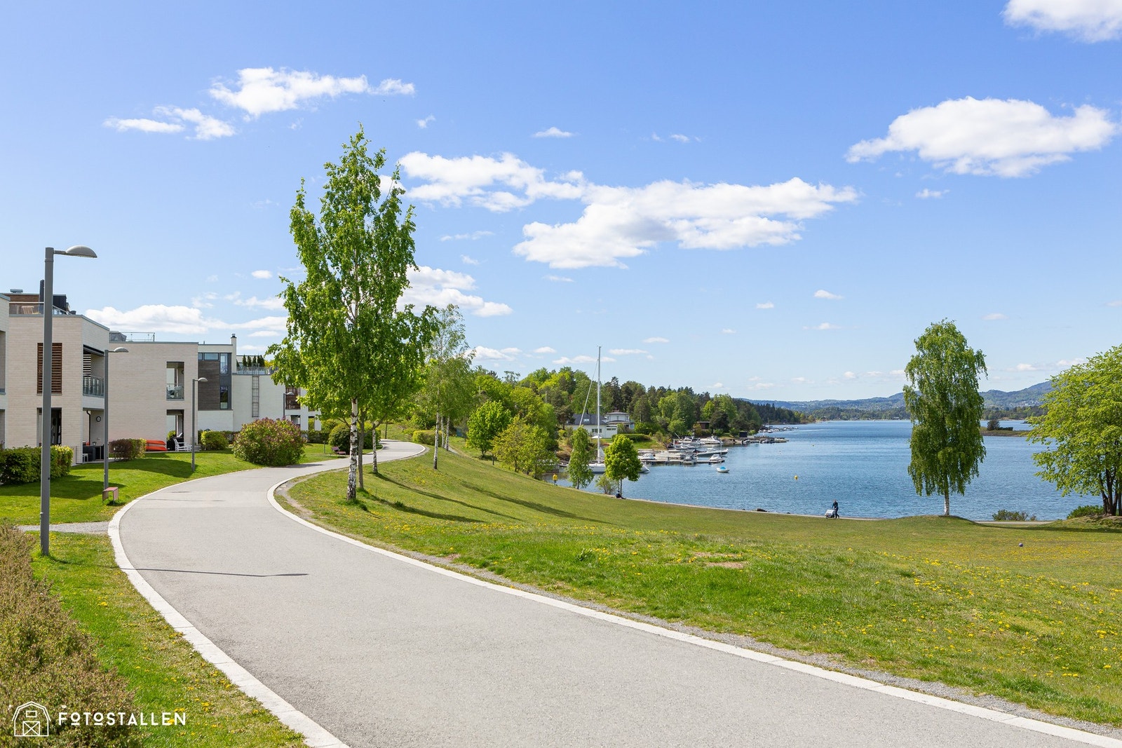 Eiendommen har en særdeles flott beliggenhet med få meter til stranden innerst i Koksabukta, samt nærhet til Halden brygge og gangveier som leder videre inn til Storøya park og områdets populære badeplasser. Galleribilde