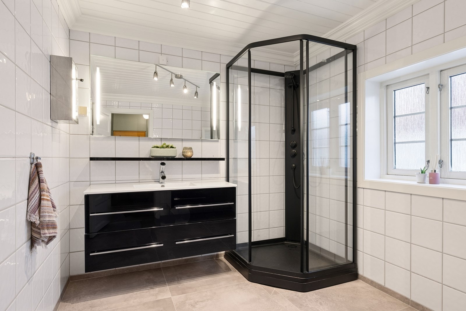 Badet i 1. etg. er renovert med ny varmekabel, membran og
flis på gulv i 2025. Dusjkabinett og servant også fra 2025. Galleribilde