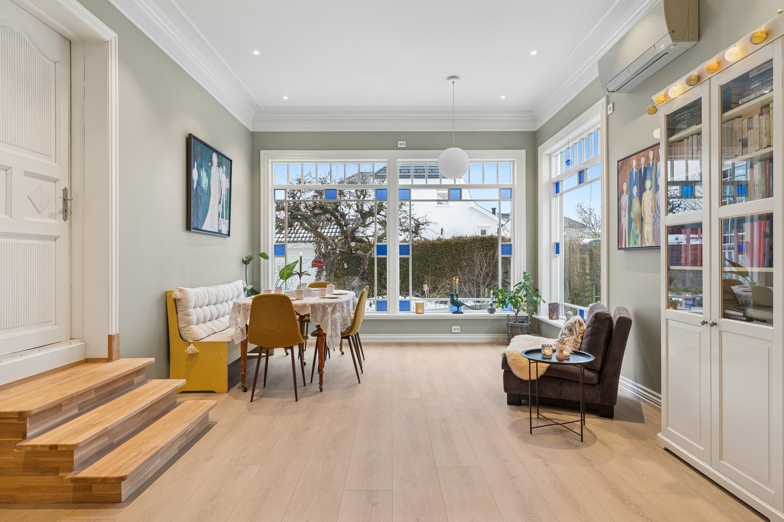 Stuen har meget gode sol- og lysforhold fra store vindusflater Galleribilde