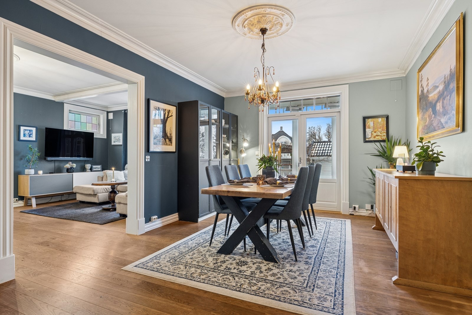 Fra spisestuen er det utgang til terrasse og hagen Galleribilde