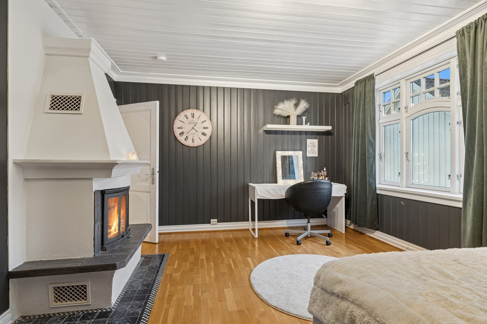 Soverom med peis i 2.etg. Galleribilde