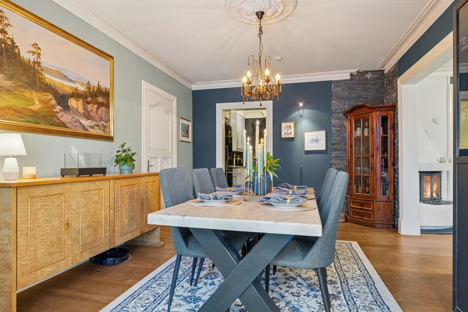 Spisestue rett på utsiden av kjøkkenet Galleribilde