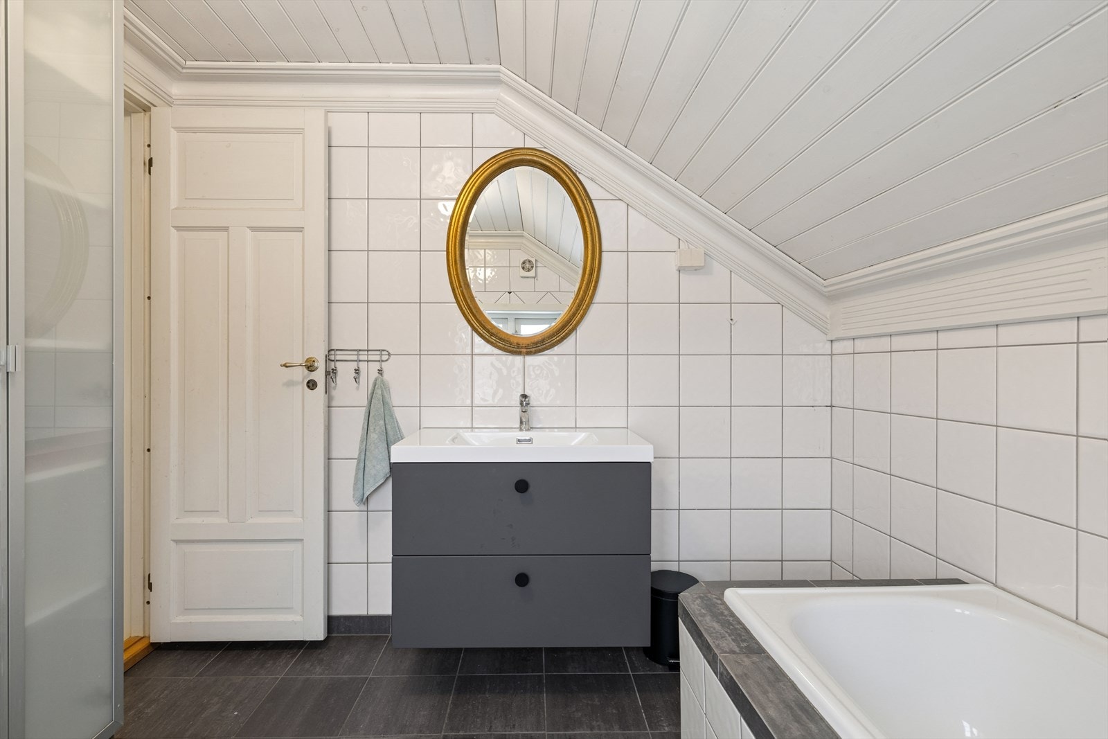 På badet er det badekar og baderomsinnredning Galleribilde