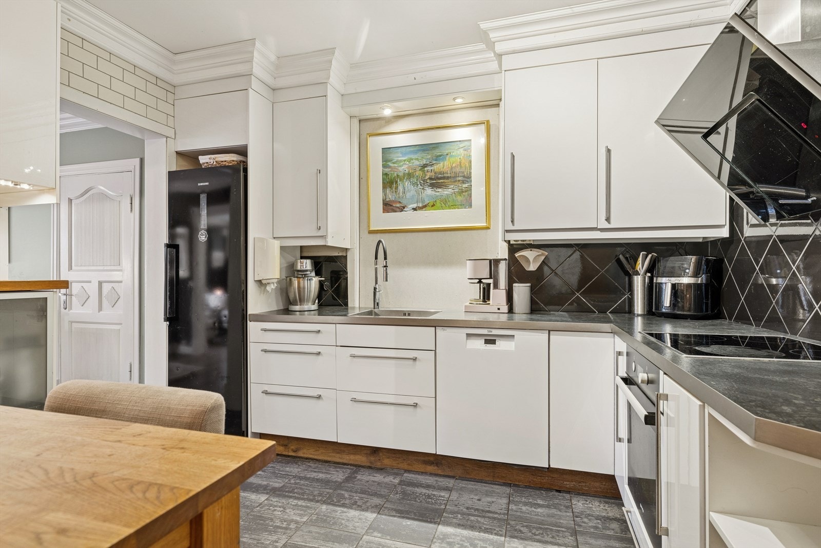 Integrert stekeovn og platetopp. Oppvaskmaskin medfølger. Galleribilde