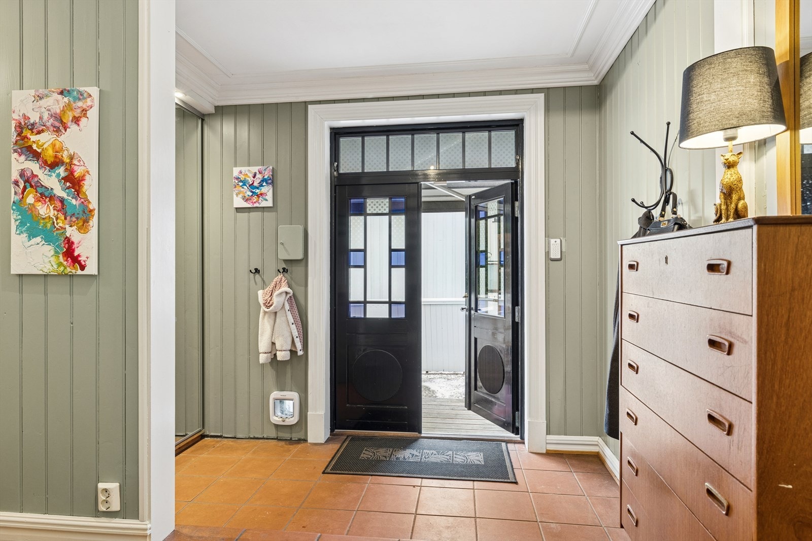 Romslig entrè med skyvedørsgarderobe Galleribilde