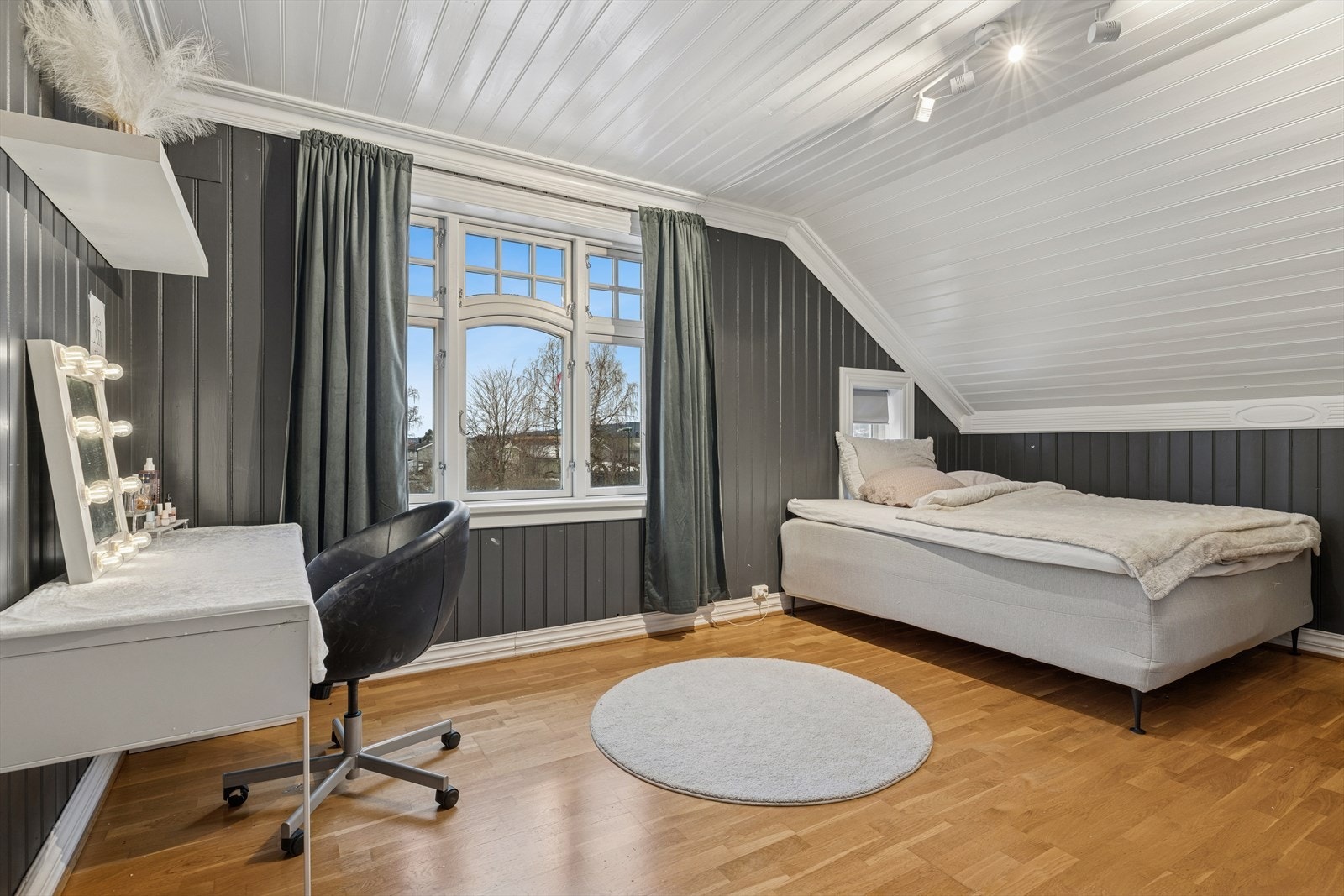 Det er totalt 5 soverom i 2. etg. Galleribilde