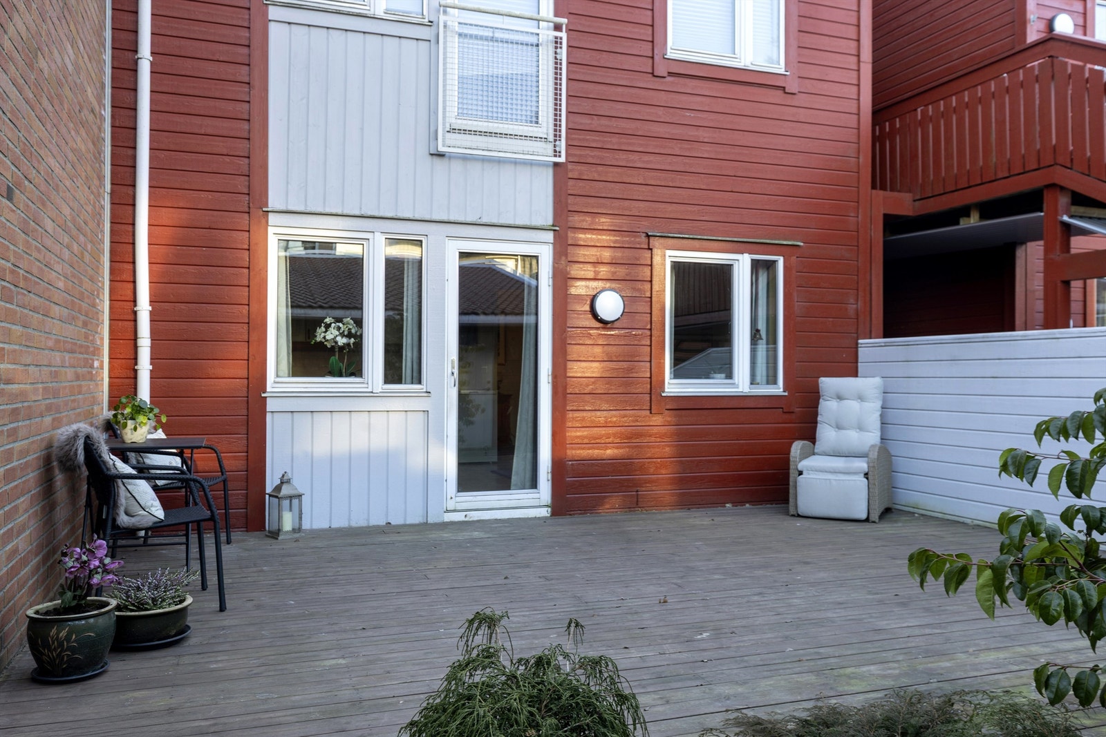 Fra kjøkkenet har du direkte utgang til solrik og lun terrasse. Galleribilde