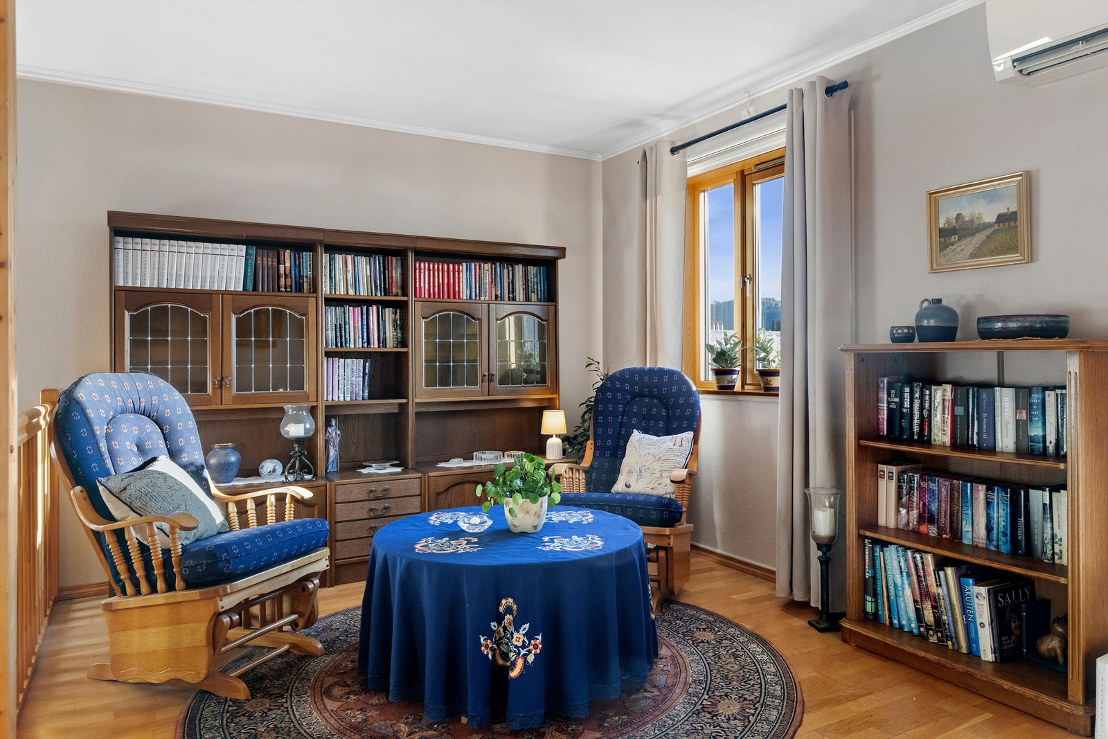 God flyt mellom sonene gir en naturlig inndeling av rommet. Parkett på gulv og lyse vegger bidrar til et tidløst uttrykk. Galleribilde