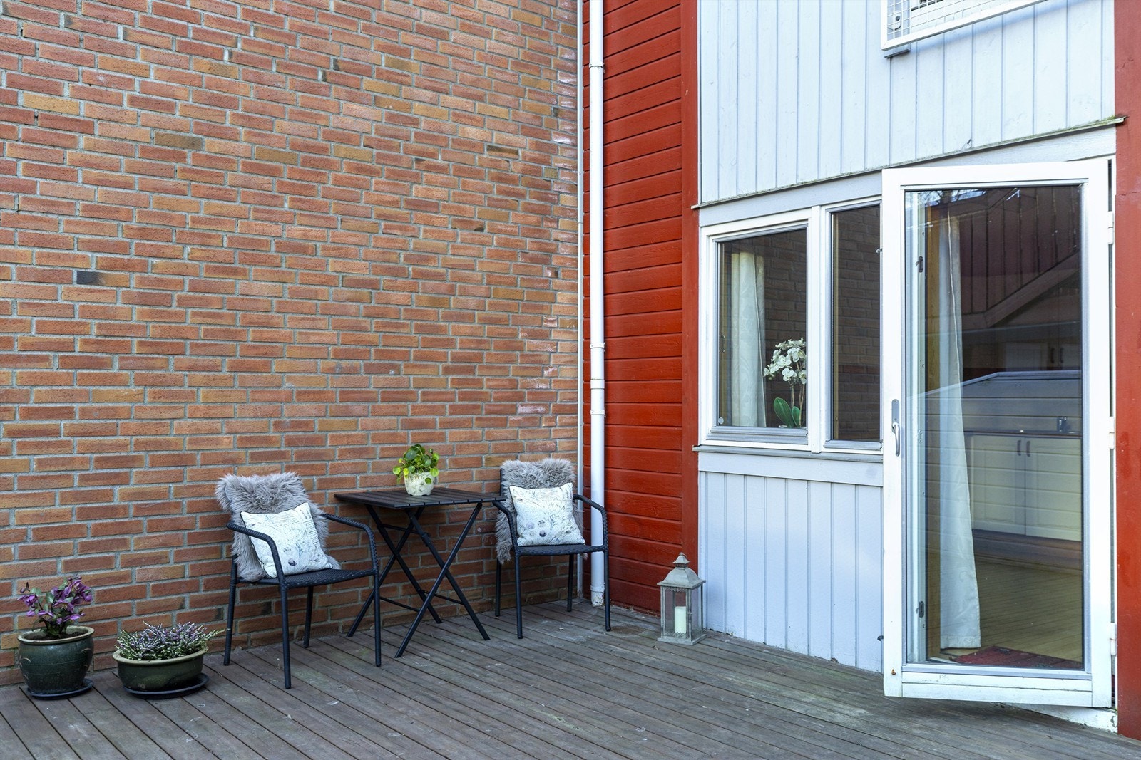 En trivelig uteplass som utvider oppholdsarealet i de varme månedene og gir boligen et ekstra kvalitetsløft. Galleribilde