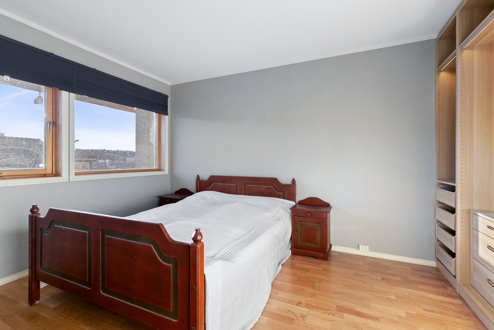 Lyst og hyggelig hovedsoverom beliggende i boligens underetasje. Rommet har plass til seng og garderobeløsning, og fremstår som praktisk og lett å møblere. Galleribilde