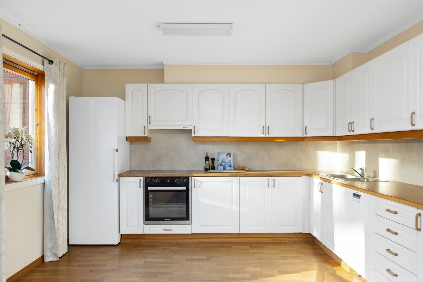 Den åpne løsningen gir en luftig atmosfære, mens store vindusflater slipper inn rikelig med naturlig lys. Galleribilde