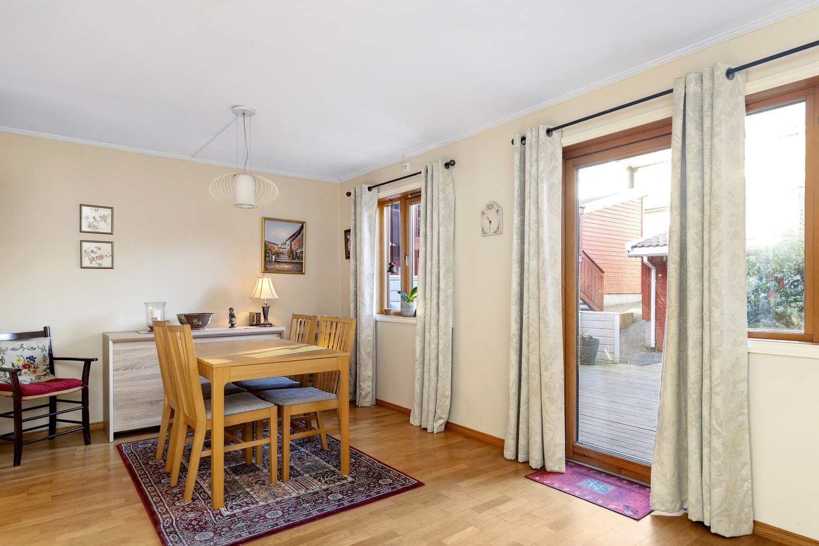 Koselig spiseplass med god plass til familie og gjester. Her kan man nyte måltider i rolige omgivelser med utsyn mot resten av rommet. Galleribilde