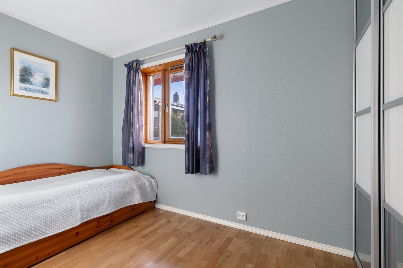 Ekstra soverom i underetasjen som egner seg godt som barnerom, gjesterom eller kontor. Nøytrale overflater gir et tidløst uttrykk og gode muligheter for personlig tilpasning. Galleribilde