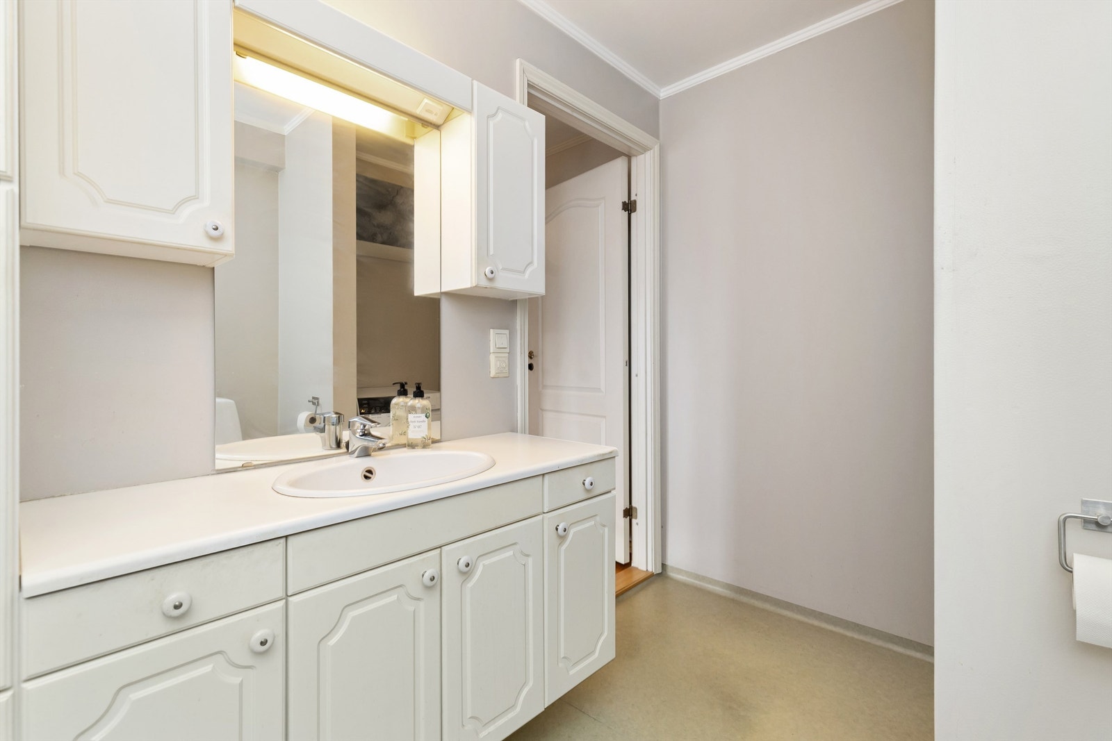 Badet har en naturlig plassering i boligen med enkel adkomst fra gang. Planløsningen gir en praktisk hverdag. Galleribilde