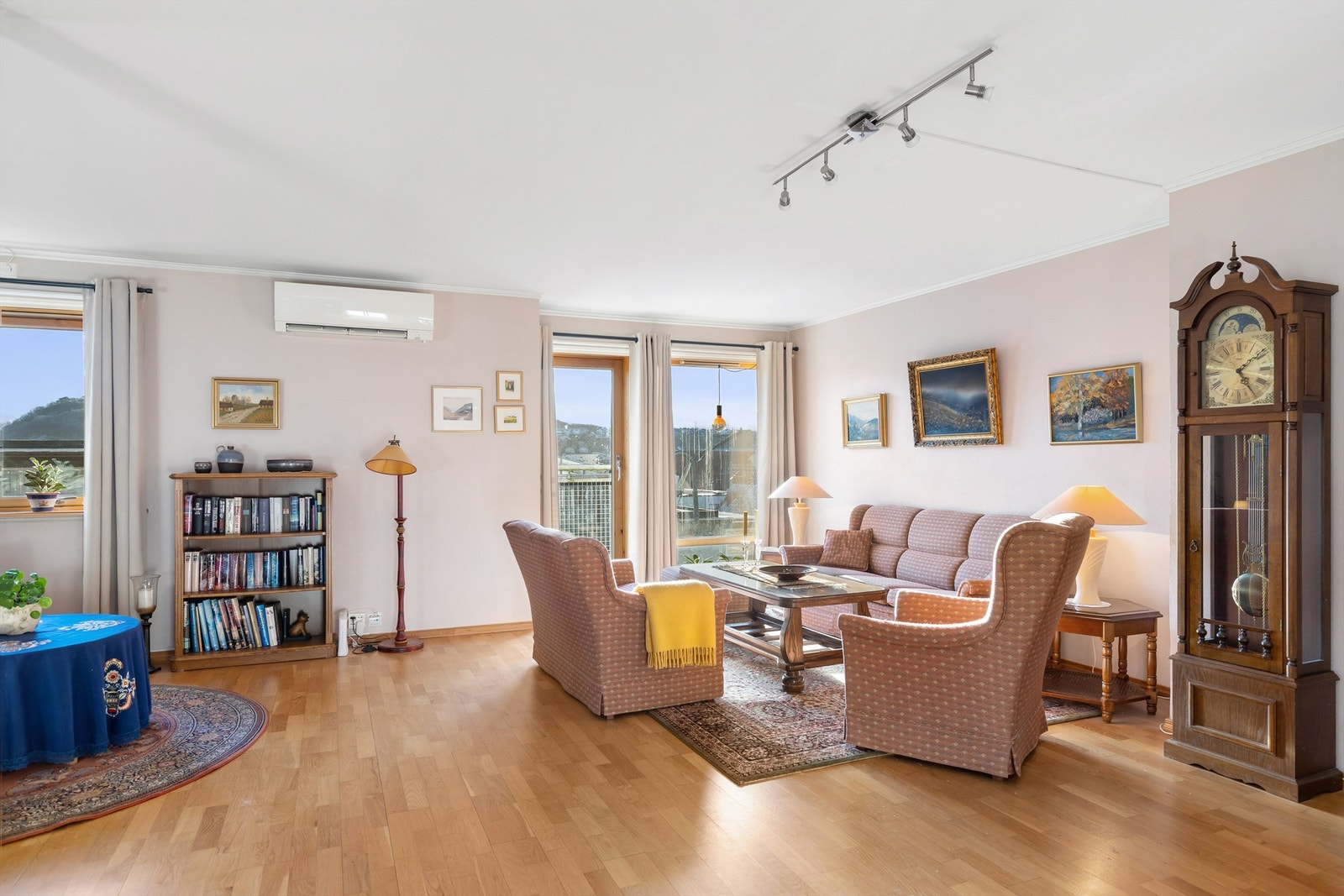 Hyggelig sittegruppe plassert ved vinduene, med fransk balkong. Her kan man nyte både utsikt og naturlig lys gjennom hele dagen. Galleribilde