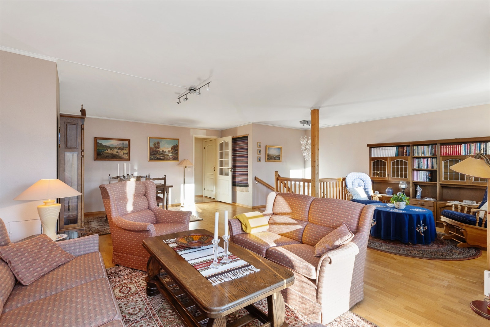 Innbydende sofakrok med plass til flere sitteplasser. Rommet oppleves lunt og hjemmekoselig, samtidig som det er romslig. Galleribilde