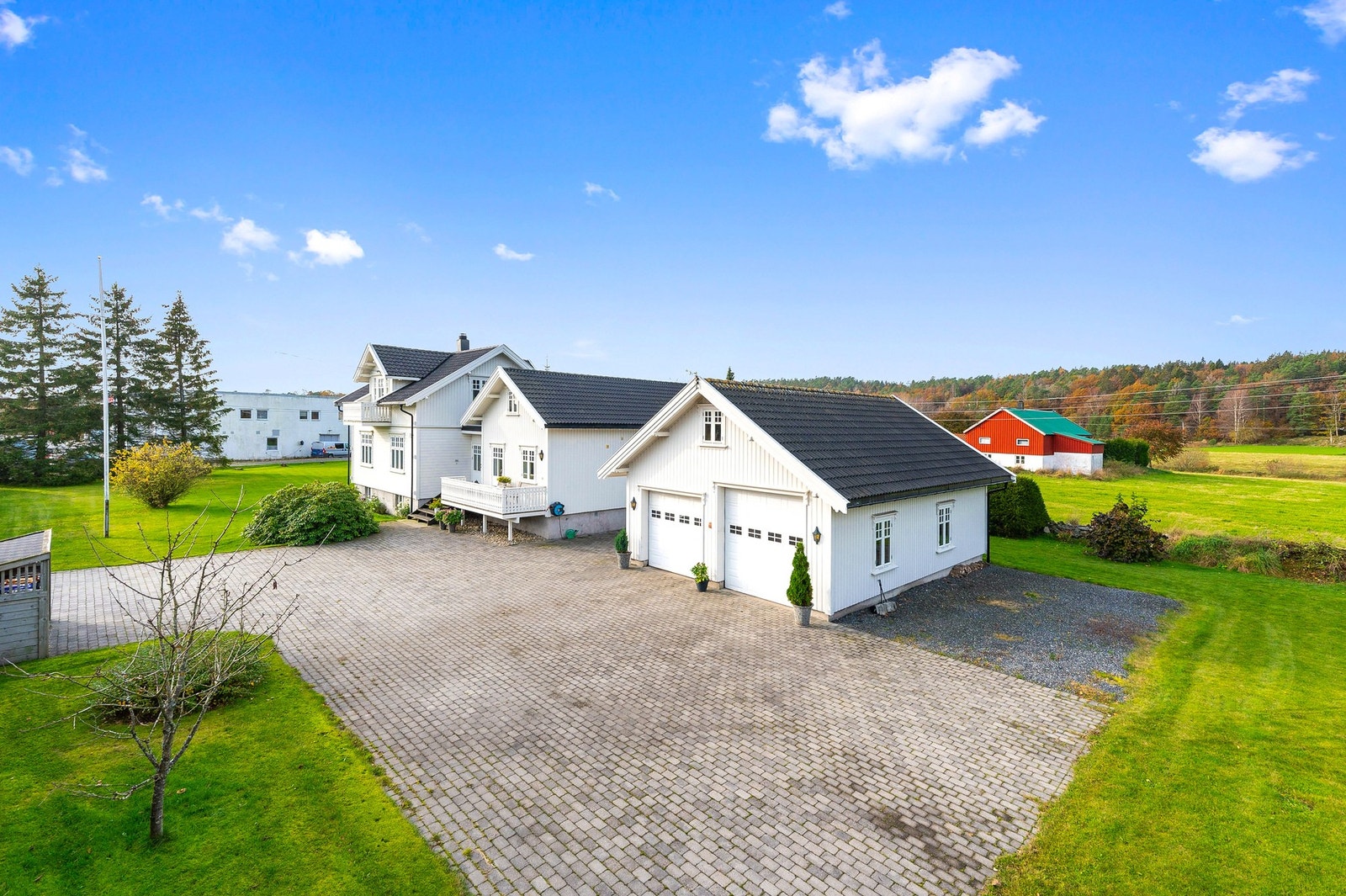 Her er det god plass til både biler og fritidsutstyr. Til høyre for garasjen er det tilrettelagt med god drenering og egnet oppstillingsplass, perfekt for båtopplag eller ekstra parkering. Galleribilde