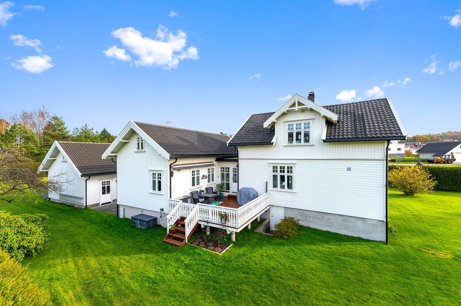 Terrasse mot vest med ettermiddags- og kveldssol. Flott utsyn mot jordene på Nedenes og god plass til utemøbler og grilling. Galleribilde