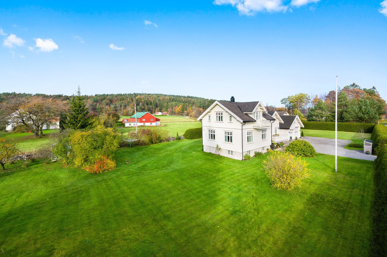 Stor og usjenert tomt på ca. 3,3 mål som gir god plass til lek, hageprosjekter og uteplasser. Galleribilde