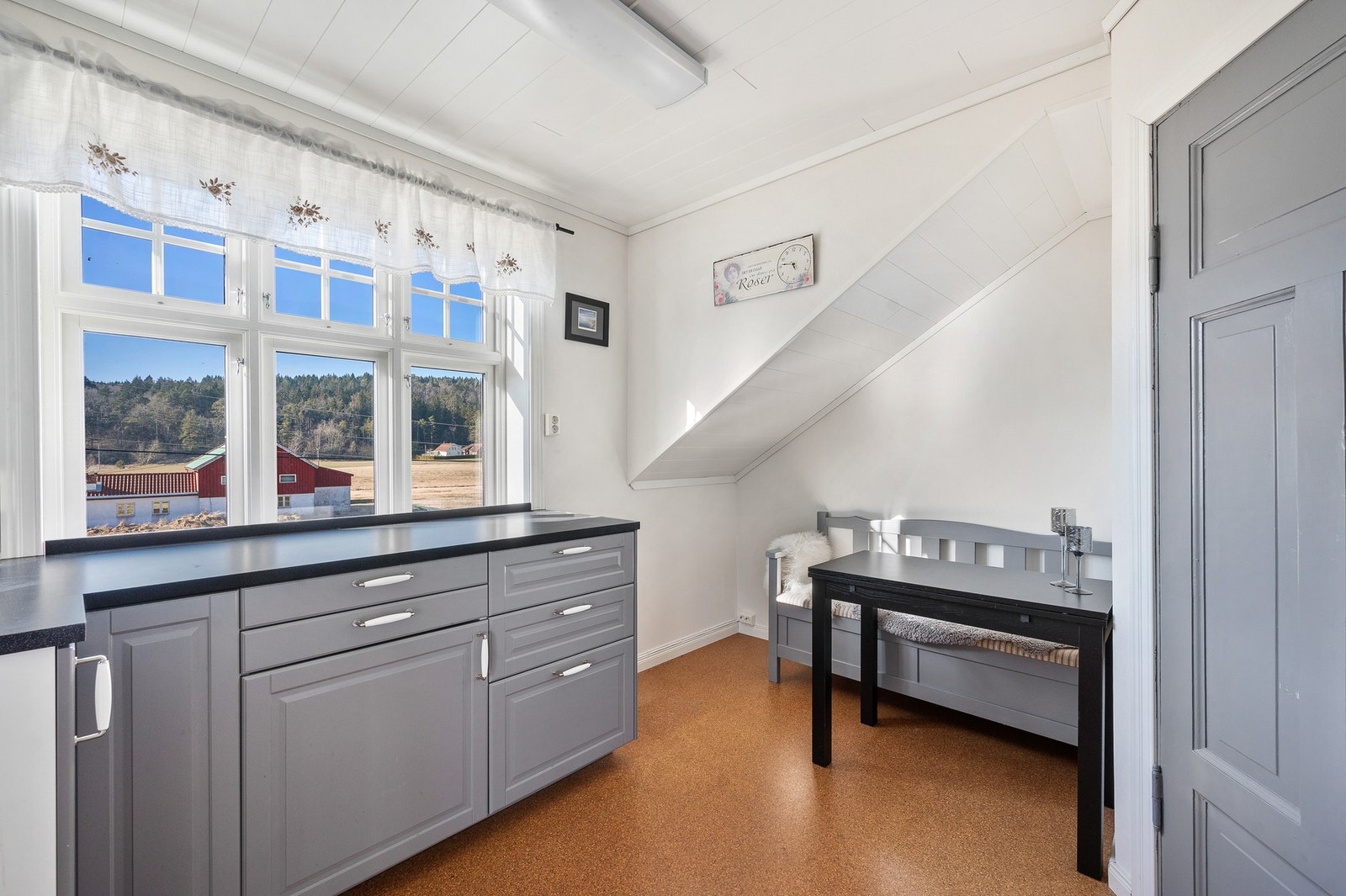 Kjøkken på loft med profilerte fronter, laminat benkeplate og ventilator med avtrekk ut - praktisk ekstra kjøkken. Galleribilde