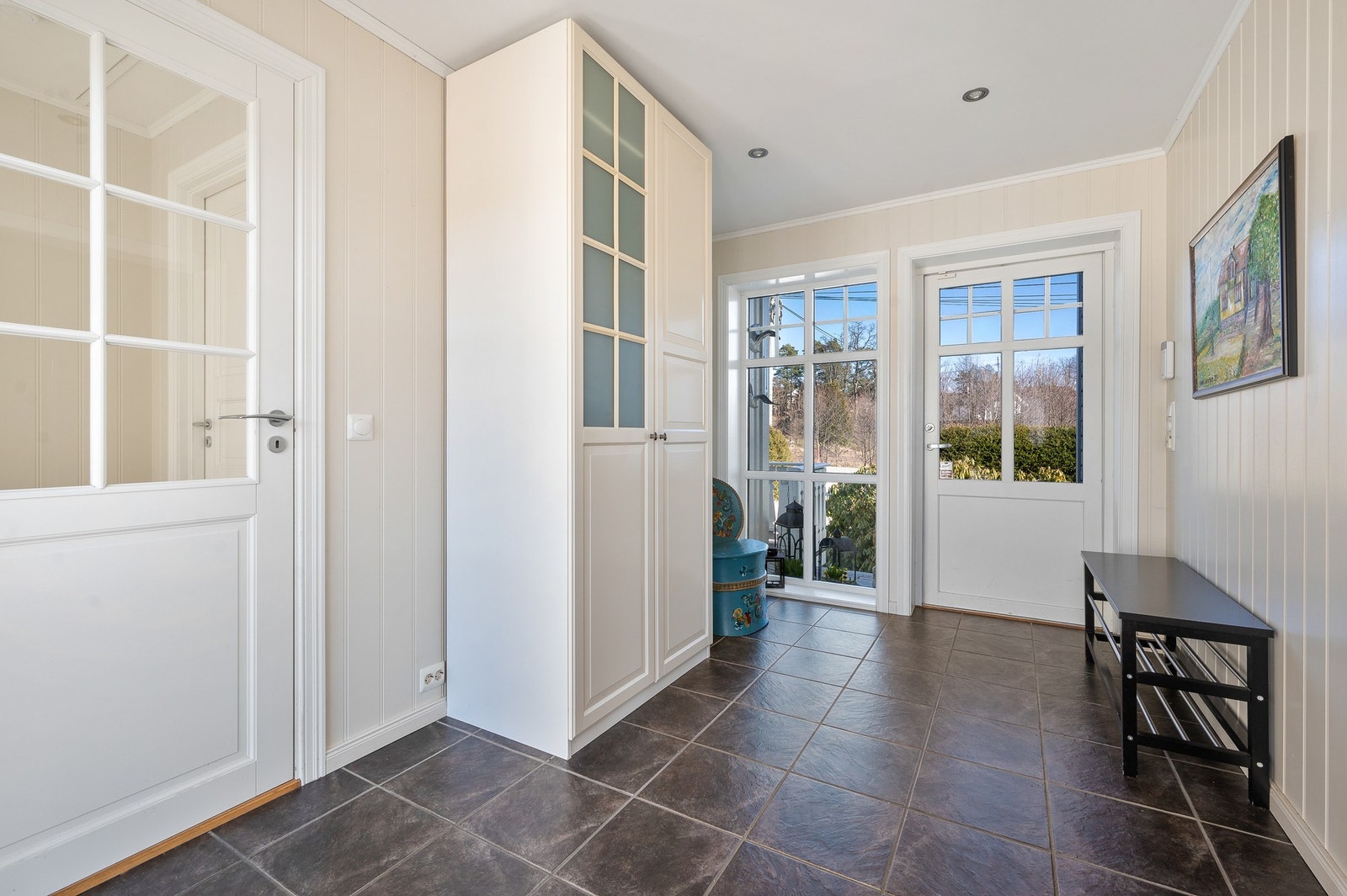 Gjennomgående entré som binder boligen godt sammen - enkel adkomst til både øst- og vestterrasse. God plass til oppbevaring. Galleribilde