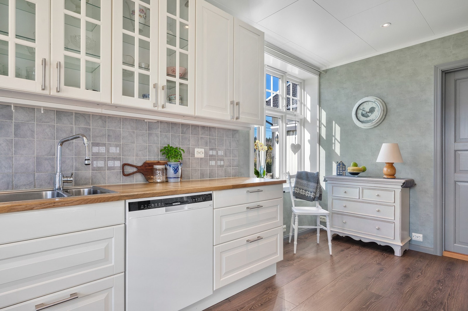 Praktisk arbeidsflate med heltre benkeplate og god skapplass. Store vindusflater gir fint lys inn. Galleribilde