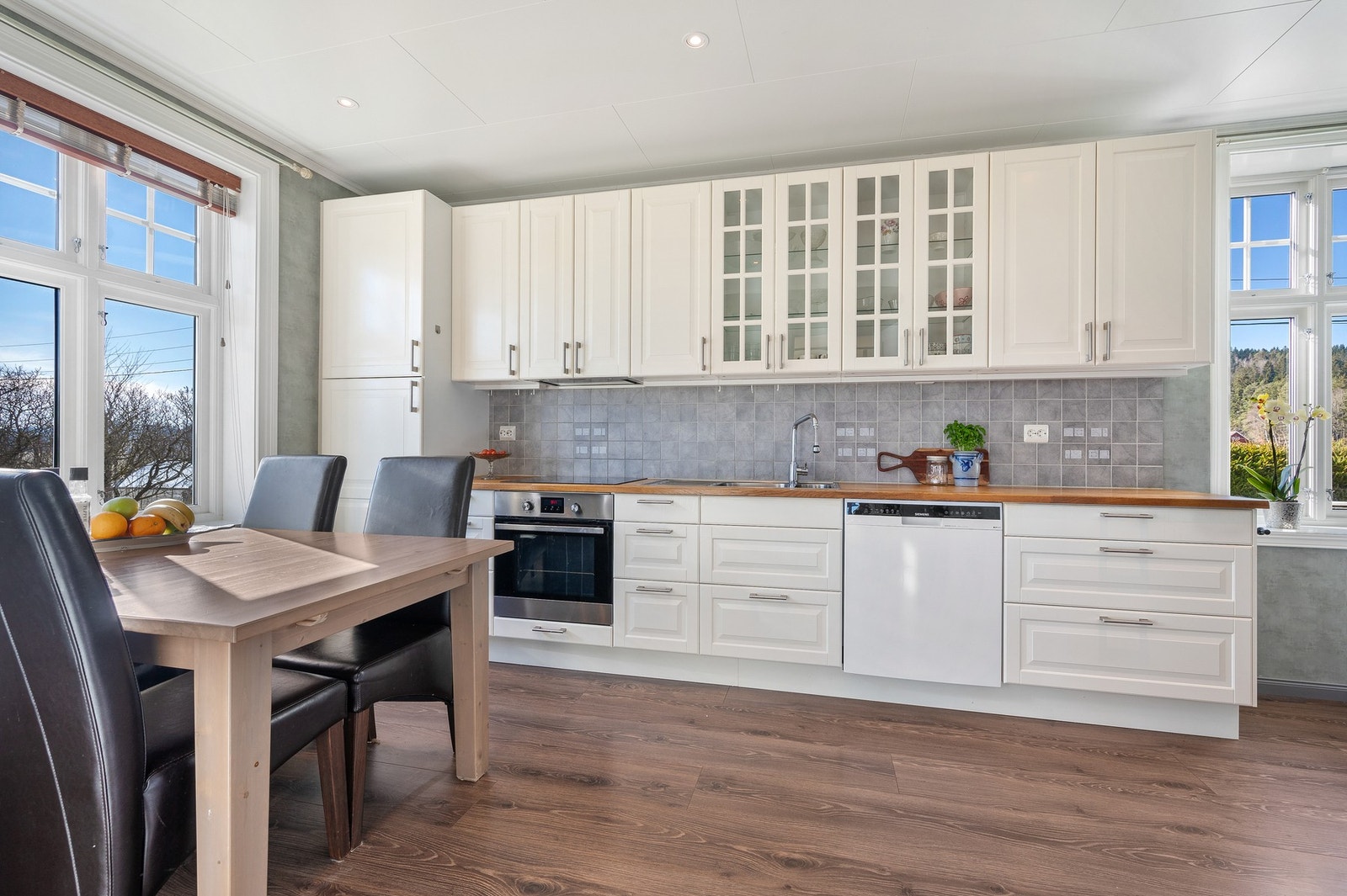 Kjøkken med profilerte fronter og heltre benkeplate. Utstyrt med integrert, oppvaskmaskin, platetopp og stekeovn. Galleribilde