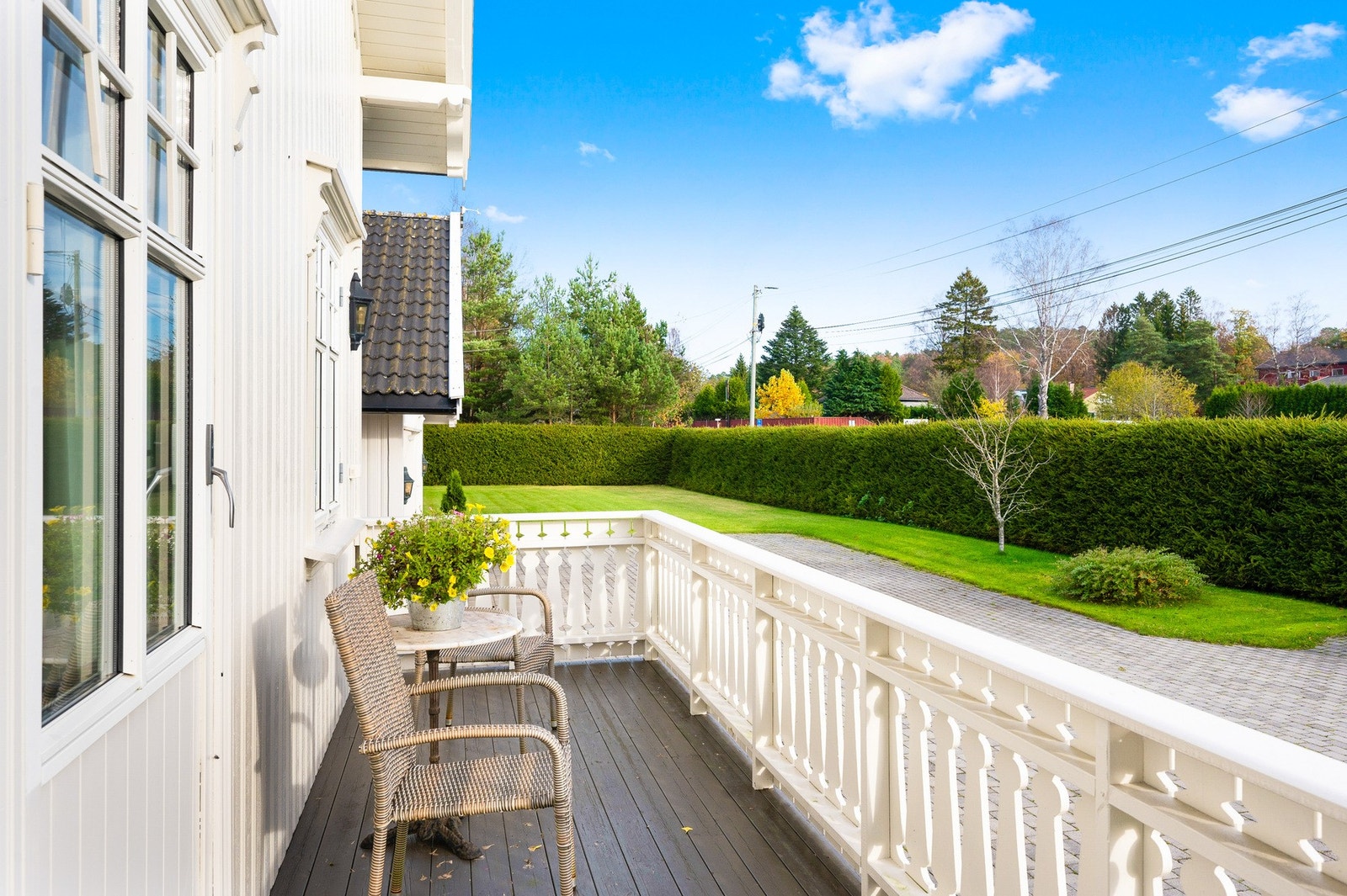 Terrasse mot øst med morgensol og sol store deler av formiddagen - en fin plass for frokostkaffe. Utgang fra hovedsoverom. Galleribilde