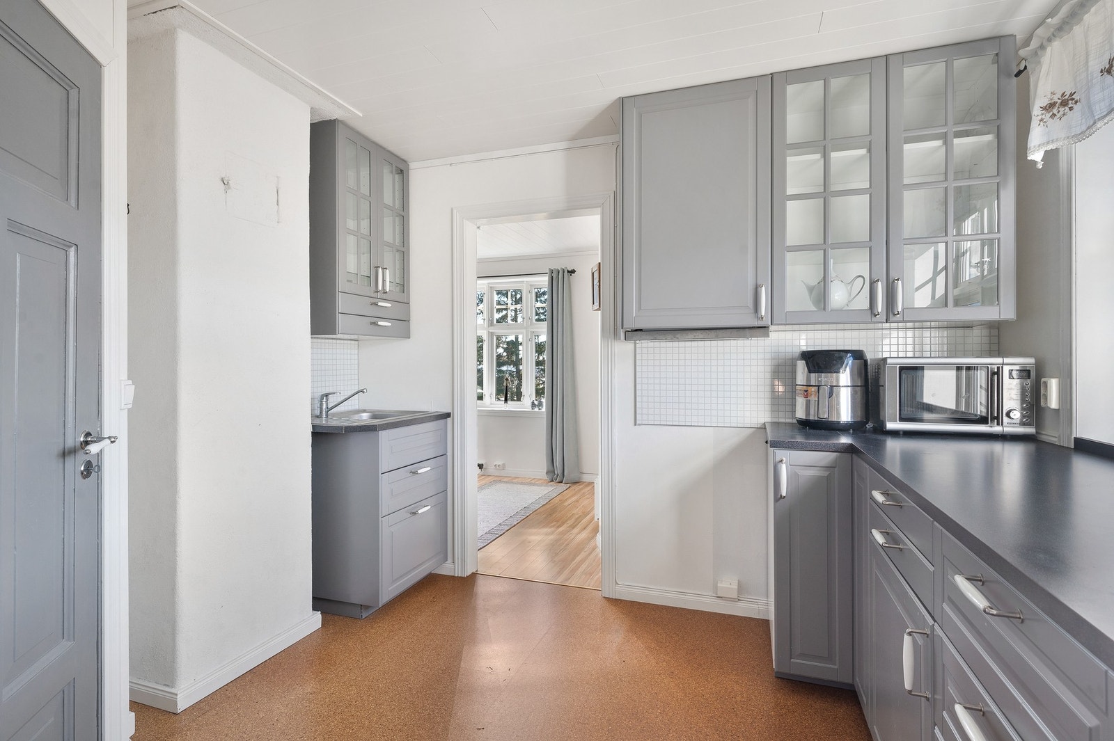 Lyst og funksjonelt loftkjøkken med gode skap- og benkeflater. Gir fleksibilitet for større husholdning eller gjester. Galleribilde