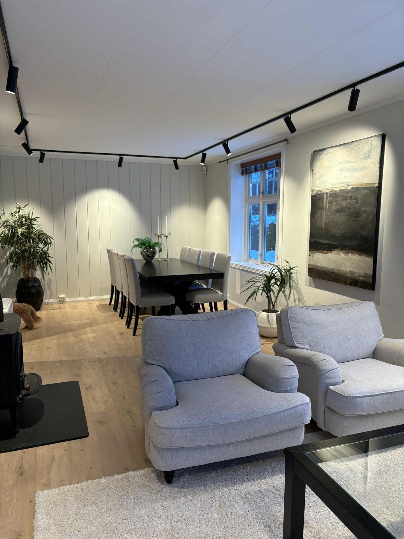 Lys stue med god romfølelse, store vinduer og åpen løsning mot spiseområde. Galleribilde